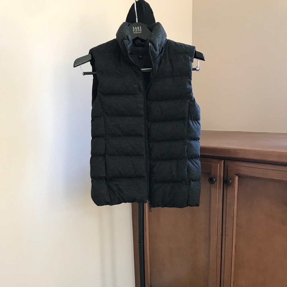 LIKE NEW! Uniqlo Dark gray puffer vest